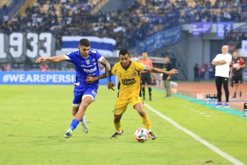 Laga Persib Bandung vs Semen Padang FC yang dimenangkan Persib 2-0 di Stadion Gelora Bandung Lautan Api, Sabtyu sore. (foto: MO SPFC)