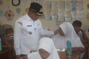 Bupati Agam, Beni Warlis melihat langsung siswi SDN 08 Kubang Duo Koto Panjang