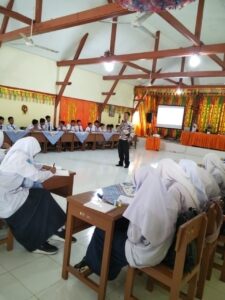 Seorang Narasumber Menyampaikan materi Jurnalistik pada LDKS 2025