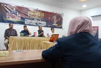 sioner lainnya seperti Yusrin Trinanda, Ficky Tri Saputra, dan Baldi Pramana saat memberikan keterangan kepada jurnalis tentang KPID Sumbar Award 2025, Senin (24/11) di kantor KPID Sumbar.
