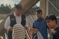 Nanda Satria, Sekretaris DPW Partai NasDem Sumatera Barat sekaligus Wakil Ketua DPRD Sumbar dari Fraksi NasDem berdialog dengan korban bencana.