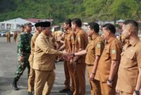 Walikota Padang Panjang, Hendri Arnis memberi selamat kepada 10 pejabat eselon II yang dilantik. (kominfo)