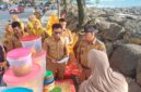 Dinas Pariwisata Kota Padang bersama Kecamatan Padang Barat dan Kelurahan membagikan surat pemberitahuan kepada para PKL di kawasan Pantai Padang. 