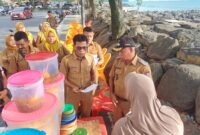 Dinas Pariwisata Kota Padang bersama Kecamatan Padang Barat dan Kelurahan membagikan surat pemberitahuan kepada para PKL di kawasan Pantai Padang.