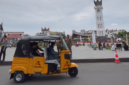 Armada Bajaj-Maxride saat melintas di depan ikon Kota Bukittinggi, Jam Gadang.