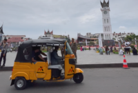 Armada Bajaj-Maxride saat melintas di depan ikon Kota Bukittinggi, Jam Gadang.