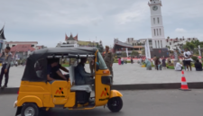 Armada Bajaj-Maxride saat melintas di depan ikon Kota Bukittinggi, Jam Gadang.