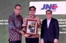 Perusahaan logistik nasional JNE kembali memperkuat posisinya dalam pelaksanaan tanggung jawab sosial dengan meraih penghargaan pada ajang Indonesia Corporate Social and Environmental Responsibility Awards 2026.