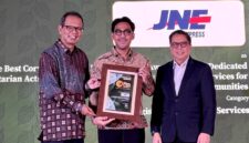 Perusahaan logistik nasional JNE kembali memperkuat posisinya dalam pelaksanaan tanggung jawab sosial dengan meraih penghargaan pada ajang Indonesia Corporate Social and Environmental Responsibility Awards 2026.