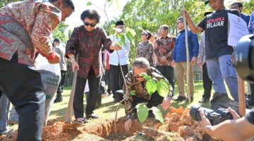 Kakak Kandung Presiden Prabowo Tanam Pohon Bersama di Unand