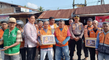 HUT Bhayangkara Ke-80, Komunitas Ojek Terima Bantuan Bahan Pokok Dari Polres Dharmasraya