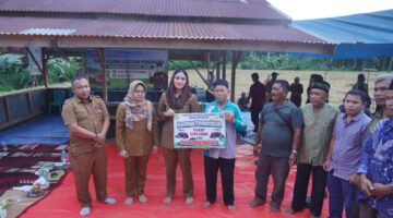Bupati Annisa Serahkan Bantuan 98 Ton Benih Padi dan 14 Unit Alsintan Untuk 59 Keltan