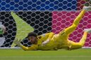 Kiper Qatar, Mahmoud Abunada, tampil gemilang melawan Swiss. (foto: AFP) 