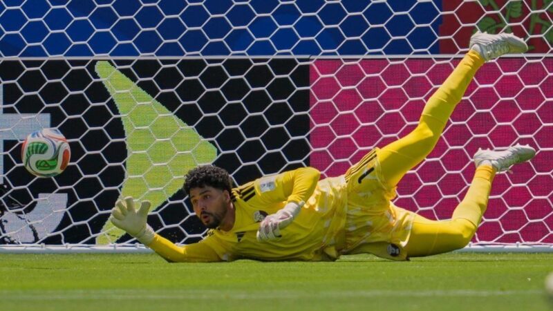 Kiper Qatar, Mahmoud Abunada, tampil gemilang melawan Swiss. (foto: AFP) 