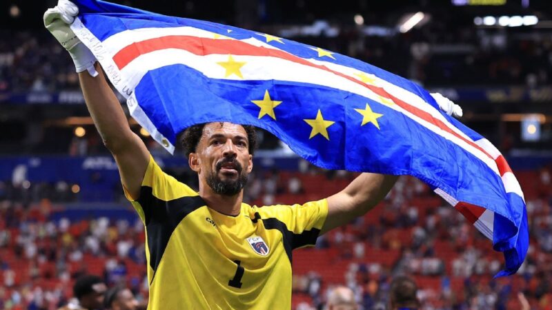Vozinha, kiper Cape Verde berusia 40 tahun mendadak dikenal seluruh dunia (foto: AFP)