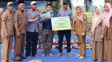 Sedikitnya 12,5 Ton Benih Padi Biifortifikasi Diserahkan Pemkab Dharmasraya Kepada 30 Keltan