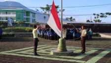 Dok. Foto Petugas Penggerek Bendera Merah Putih pada Upacara Hari Anak Nasional di lapangan upacara UIN Bukittinggi (23/07/2026)