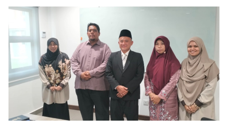 Dok. Foto Dekan Fakulti Pendidikan UIS, Dr. Sapie (ditengah) bersama dengan Peneliti/Dosen UIN Bukittinggi Dr. Veni Roza
