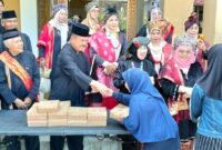 Ketua LKAAM Sumbar Bersama Dirintelkam Polda Sumbar Kombes Pol Riki Kurniawan serta Bundokanduang membagikan nasi kotak kepada masyarakat usai silaturahmi LKAAM dan Dirintelkam Polda Sumbar, Jumat (28/8).