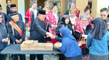 Ketua LKAAM Sumbar Bersama Dirintelkam Polda Sumbar Kombes Pol Riki Kurniawan serta Bundokanduang membagikan nasi kotak kepada masyarakat usai silaturahmi LKAAM dan Dirintelkam Polda Sumbar, Jumat (28/8). 