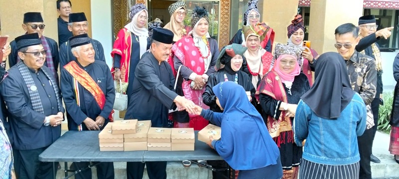Ketua LKAAM Sumbar Bersama Dirintelkam Polda Sumbar Kombes Pol Riki Kurniawan serta Bundokanduang membagikan nasi kotak kepada masyarakat usai silaturahmi LKAAM dan Dirintelkam Polda Sumbar, Jumat (28/8). 