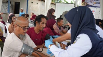 KAI Divre II Sumbar Hadirkan Layanan Kesehatan Gratis dan Kacamata bagi Masyarakat Kampung Jua