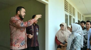Fadly Amran Tinjau Pembangunan SDN 01 Pasar Laban, Minta Percepat dan Bangun Tanggul