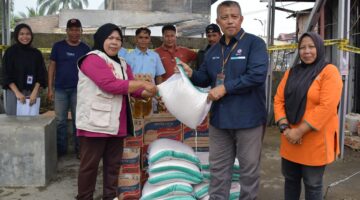 Bantuan Logistik Pangan Tiba untuk 10 KK Terdampak Kebakaran di Pauh Padang