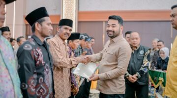 Perjuangkan Hak Warga Transmigrasi, Zigo Rolanda Serahkan 114 Sertifikat Tanah di Padang Tarok