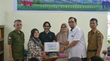 50 Siswa Kurang Mampu di Indarung Terima Bantuan Sekolah